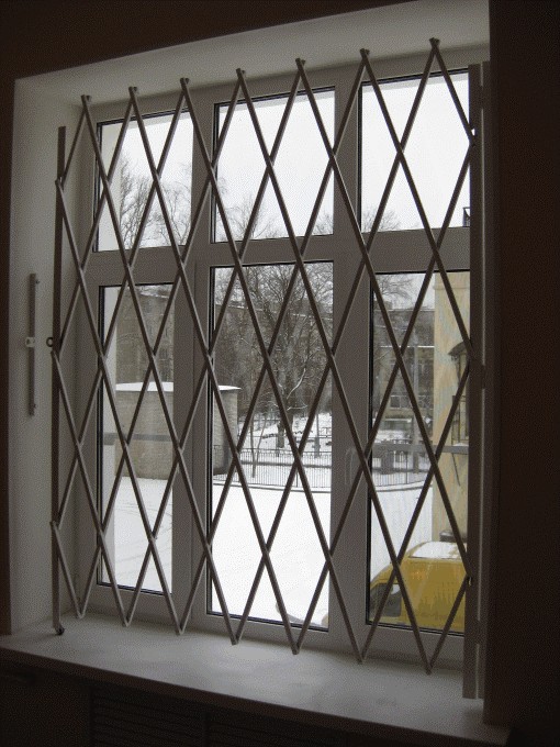 Раздвижные бескаркасные металлические решетки для окон и дверей в Перми