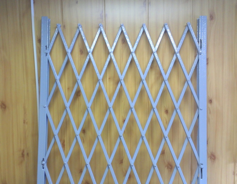 Раздвижные бескаркасные металлические решетки для окон и дверей в Перми